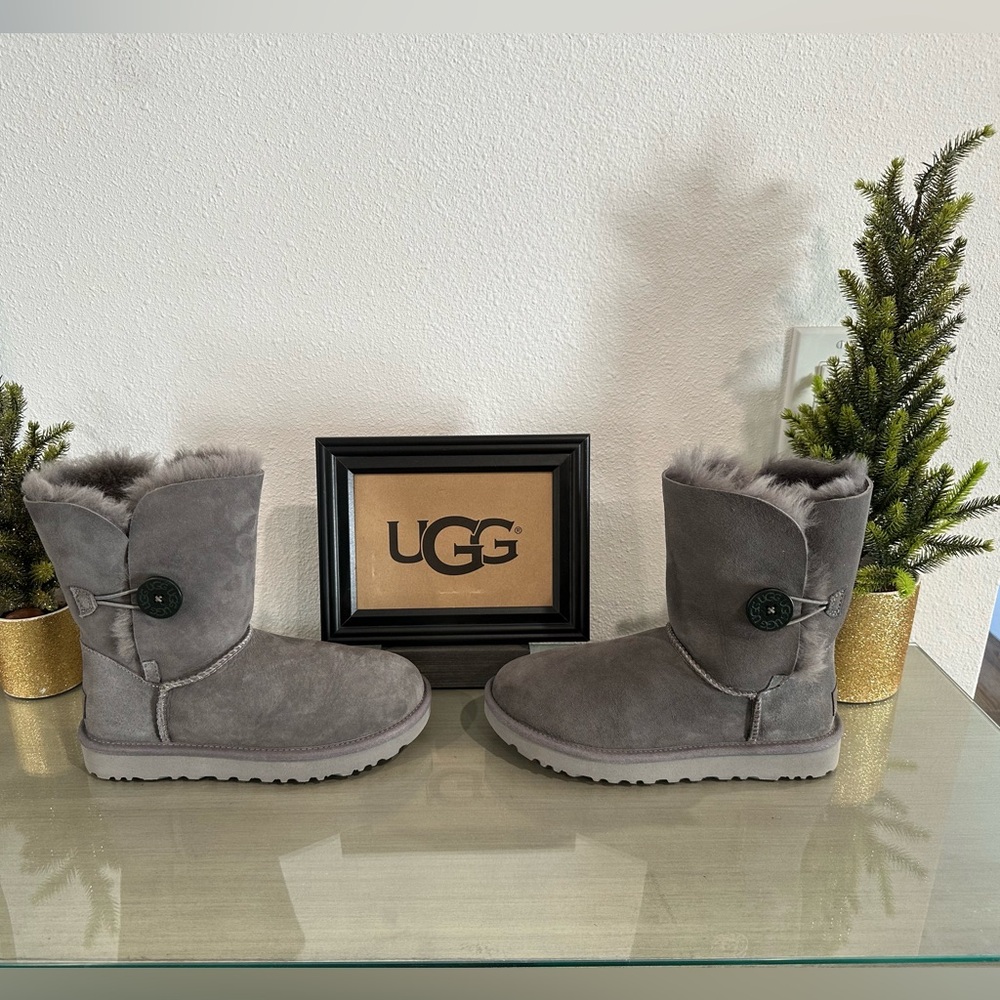 New UGG Women’s Classic Bailey Button II Size 6